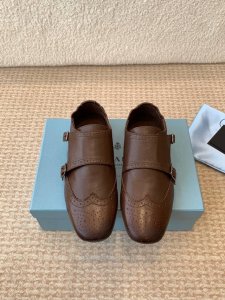 半拖 单鞋Prada 25ss 普拉达走秀款复古 双扣 半拖鞋单鞋 乐福鞋爆款！走秀款 复古感时髦满满 随意百搭 时尚休闲 独到味道人人都爱也轻松驾驭 每年都会