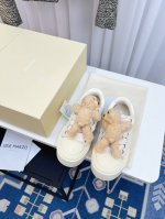 13Demarzo 小众潮牌 24Ss新款 小熊 贴章 厚底 帆布 休闲鞋 鞋子和小熊居然也能搭配到了一起，软萌可爱的小熊通过弹力纽扣固定 很牢固 不易脱落 ，