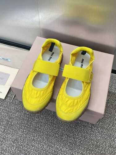 工厂p价p Miumiu 2025 高定系列走秀新款魔术贴休闲运动德训女鞋 缪缪明星同款字母Logo圆头拼色阿甘跑鞋 材质:鞋面进口羊猄皮 环保透气防水尼龙科技