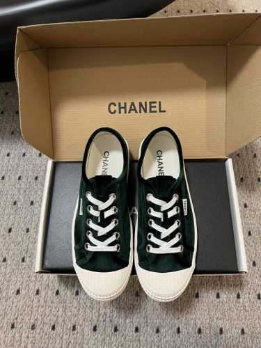 顶级版本350 Chanel 25Ss 隐藏款休闲小白鞋 Vintage感满满，中古复刻款Get啦 小白鞋适配春夏，黑白拼接就很Chanel。配合袜子就很复古学