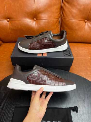 ermenegildo zegna 杰尼亚 系带男士休闲板鞋此 triple stitch 运动鞋由反绒牛皮制成，鞋身外腰压印品牌名称，ip超轻鞋底缝线鲜明。牛