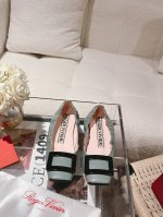 roger vivier new arrival～ RV 新款一双又软时髦的芭蕾舞鞋 优雅少女气氛感十足♀這對平底芭蕾舞鞋超級舒服 鞋底做了軟墊，穿上後軟綿綿的