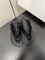The Row 新款夹脚人字拖凉鞋 高冷的存在极简设计 哪怕是简约的人字拖凉鞋，它也是无可取代的，一直觉得越简约的款式，材质工艺上越不可马虎，说的就是它啊质感高