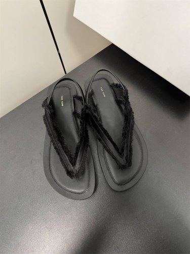 The Row 新款夹脚人字拖凉鞋 高冷的存在极简设计 哪怕是简约的人字拖凉鞋，它也是无可取代的，一直觉得越简约的款式，材质工艺上越不可马虎，说的就是它啊质感高