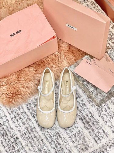 Miu Miu 缪缪 25 早春新品 专柜主打最新走秀款 珍珠扣复古玛丽珍粗跟单鞋火爆上新！ 缪家高货 顶级工艺打造精品质感 无敌舒适的巨减龄轻奢女鞋鞋面：顶级