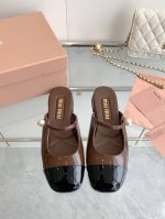 Ss春夏新款Miumiu玛丽珍粗跟包头半拖凉鞋 鞋面 牛漆皮 内里 羊皮里 垫脚: 羊皮里 鞋底 真皮鞋底 码数 35-39 40.41定制不退换