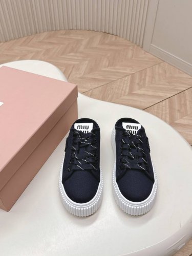 加新色 对版工艺 Miumiu 2025春夏新款 厚底饼干鞋 满帮单鞋半拖最新走秀款，经典升级 舒适度与时髦度并存 每个颜色搭配都好看，设计搭配不同风格需求 鞋