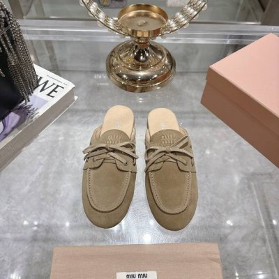 出厂 Miu Miu 擦色系带鸡眼平底拖鞋缪缪Miumiu 走秀新款 复古豆豆拖鞋复 时尚 简约高级 随意搭配 上脚非常舒适年度必入款！超级重工 每一双都是独一