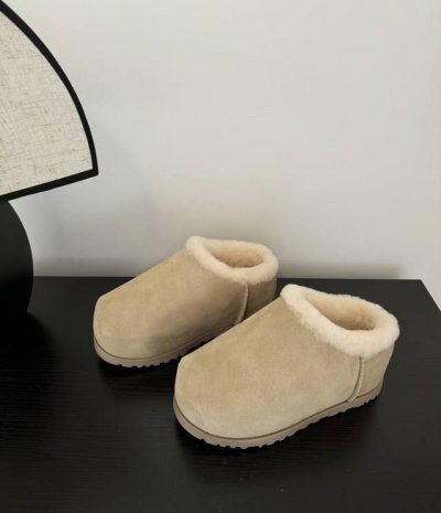 出厂p 、UGG，2024新款出炉卡皮巴拉胖头鞋，系列刻在基因里的松弛感 X拒绝精神内耗 ，卡皮巴拉”潮流风向标，经典胖头拖鞋 卡通可爱造型让你的穿搭更具吸引力