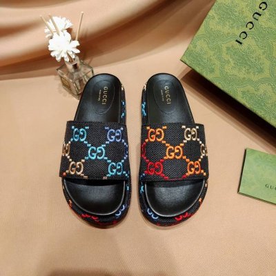 出厂： Gucci 古驰经典款 彩色刺绣防水台厚底拖鞋 凉拖 情侣款 颇具代表性的传统精髓，经以明艳色调亮眼演绎，Gg标识为这款厚底鞋增添瞩目焦点。鞋底运用浮雕