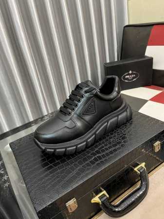 PRADA-普拉达 ～市场潮款男鞋鞋 2024年主推原单货：官网直营店有售！此款充分展现设计师的神作！男士高端休闲板鞋 懒人套脚 、夏季很流行的乐福男人味风格 - 点击图像关闭
