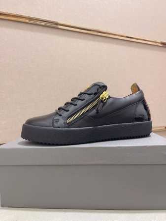 工厂价 Giuseppe Zanotti 朱塞佩 萨诺第，出身于著名的奢侈品王国意大利，品牌创始人是位不折不扣的潮人，牛皮鞋面工艺，舒适牛皮内里。其设计的鞋子也 - 点击图像关闭