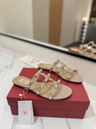 出厂价： Valentino 华伦天奴铆钉 VT经典平底拖鞋，顶级复刻！侧身弧线完美，原版开模定制不生锈铆钉 特别有质感的五金衬托出满满的高级感，带给您正品级的 - 点击图像关闭