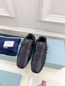 PRADA 普拉达 25 2025春夏新品 专柜走秀款复古流苏半拖鞋乐福鞋系列鞋面：原版高定制牛皮 内里：进口混种羊皮里大底：原版开模防滑大底跟高：平底 鞋码: