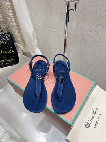 loro Piana 25春夏Lp顶级版本英伦宝石吊坠夹脚平底拖鞋凉鞋 原来这就是传说走两万步都不会累脚的夹脚凉鞋把颜值和脚感都拿捏住了，上脚一走就会被彻底沦陷
