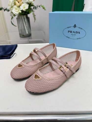 Prada25Ss新款英伦风跳舞鞋 小皮鞋乐福鞋 复古时尚经典单品 巴黎时装周第一场分量十足的大秀场打造的新品 灵感由D主设计师巧妙结合在完美鞋型上.搭配品牌搭