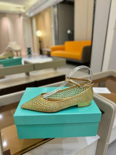 价格p： Aquazzura 菠萝 2025 春夏新品高跟凉鞋。满满的钻，超闪 精致女人必备款太性感了吧！超级显气质的一款。 套脚平跟单鞋，简洁别致造型，高挑的