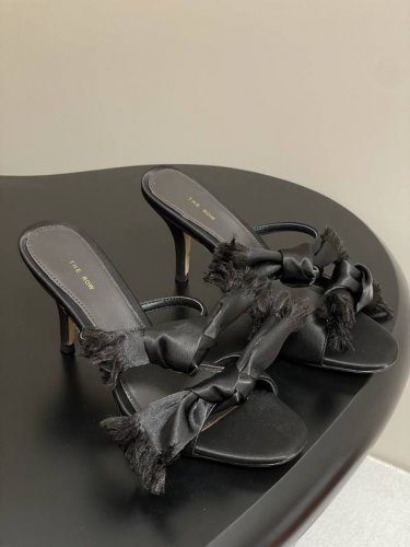 the Row 25S夏季新款Tr蝴蝶结真丝绸缎面平底拖鞋手工编织高跟拖鞋 法式优雅气质在线 高级又时髦 可盐可甜 文艺又气质 无论是夏天配短裙配短裤休闲裤 都