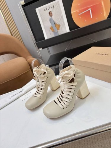 price: 品 牌： Lemaire 25S新品中空罗马芭蕾舞鞋 它家的鞋子一直都是女人味风格 这款有点罗马风的鞋也不失优雅风情。 独特的带子的设计，平添性感