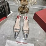 出厂 Roger Vivier 25新款Rv女鞋迷你饰扣后空凉鞋漆皮后袢带高跟鞋 迷你饰扣漆皮后袢带高跟鞋本款高跟鞋以闪亮漆皮制成 糅合众多品牌标志性元素 从品