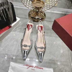 出厂 Roger Vivier 25新款Rv女鞋迷你饰扣后空凉鞋漆皮后袢带高跟鞋 迷你饰扣漆皮后袢带高跟鞋本款高跟鞋以闪亮漆皮制成 糅合众多品牌标志性元素 从品