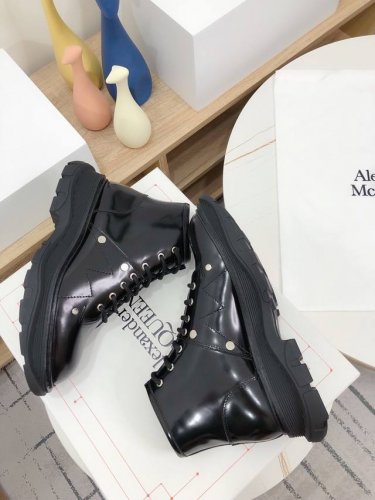 Alexander McQueen 顶级版 代购版本 网红粉迷款、小红书种草款、明星打call款 热度不用再说了，万人迷百搭爆款 细节定制高端货，原版1比1复刻