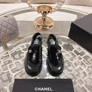 工厂p价 女装女鞋 运动原单 Ss Chane* Coco小香开边珠牛皮乐福鞋凉鞋 原单品质高版本精选意大利开边珠牛皮，以抛光工艺淬炼出珍珠般柔润光泽。双C钻扣