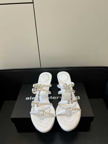 Alexanderwang 亚历山大王 新款高跟拖鞋 永远爱大王的高跟鞋 简约百搭又好看！钻链的设计真的太绝了 设计闭眼入就行了 不会出错！ 跟高：6.5 8c