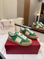 出厂男女同价: VALENTINO专柜同步新款德训鞋低帮休闲运动鞋 专业高端，完美复刻，品质一流！ 全部采用原版1:1材料制作，独家开模！ 面料牛皮 TPU材质