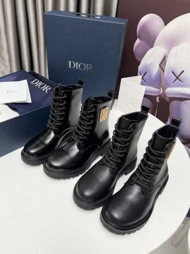 迪家马丁靴。 MISSDIOR 五金扣搭配。 简单奢华感，超级显瘦。 面料： 进口头层牛皮 开边珠 内里：羊皮 码数：35-41 41定做