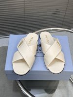 出厂 Prada普拉达春夏新款交叉拖鞋。顶级版本 面料：羊皮 羊皮垫脚 内里、 原版开模大底！ 码数：35-41 40 41定做