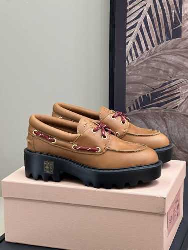 顶级品质 miumiu fw24 new arrival～ miu24 秋冬麂皮乐福鞋新品 脚感超轻的，美拉德色系，当下时髦ing 小牛皮鞋面，发泡材质鞋底 s