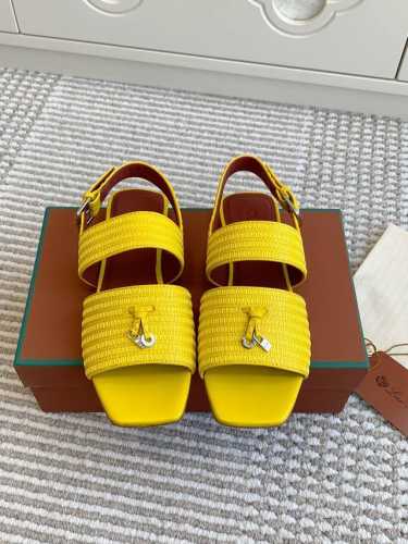 代购级 Loro Piana Lp Sprightly Charms系列凉拖鞋 罗马凉鞋 Sprightly Charms 凉鞋 以方形鞋头和鞋跟展现全新创意，