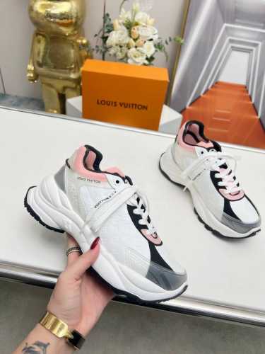 LV路易威登Run 55 运动鞋拼合网格面料、橡胶和粘胶等科技材质，搭配牛皮革材质，共同洋溢运动格调。Monogram 帆布后袢带等标志性元素传递品牌意趣 35
