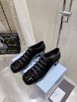 原版开发代购级 普拉达25Ss新款prada绑带镂空鞋带玛丽珍粗跟单鞋 这款时尚的高跟鞋采用进口纯棉布特殊加密织法制成，无鞋舌镂空设计加鞋带点缀，彰显复古时尚风