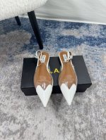橙子出厂价p Alaia 2025春夏新款 爱心透明尖头平底凉鞋 法式凉拖 上脚舒适度拉满 好看好穿又轻便 随意搭配 筒约又高级 大胆前卫的设计 风格融于此款厚