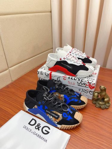 实价： 新款dolce＆Gabbana Dg重工系列，新款休闲时尚鞋版型简洁大气，时尚专属时尚又大方。原版透气绵布+手绘工艺，舒适的透气内里。精致奢华，超a级别