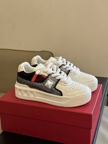 出厂 valenti No Fw23 New Arrival v价 One Stud运动鞋秋冬新配色 老花面料搭配皮革 质感拉满的节奏 舒适好穿 增高效果满分