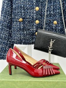 厂价 Gucci 24S秀场尖头高跟凉鞋 这双我称之为“氛围感之神” 柔颯利落的小尖头自带高级 扣带都是可以自由调节 细嫩的牛漆皮搭配金扣让你气质翻倍！ 鞋面采