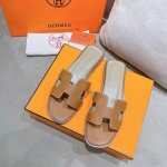 出厂价P P140 爱马仕拖鞋，面料进口掌纹牛皮，内里垫脚羊皮里，耐磨防滑橡胶大底。码数35―42码34码40、41、42码不退不换 ，黑色，白色、棕色、
