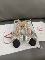 valentin*25Ss蝴蝶结玛丽珍甜嗲了 蝴蝶结元素甜美又减龄 让人眼前一看 简直就是甜美酷酷的完美适配 可盐可甜 我的梦中情鞋 鞋面原版布面拼接牛皮 内里