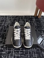 代购级 Prada 普拉达 25Ss 春夏新款 德训鞋 休闲鞋 精工制造，缝线均匀，皮质质感一览无余，多色拼接，时尚大方，柔软舒适透气，外侧饰有Prada字母徽