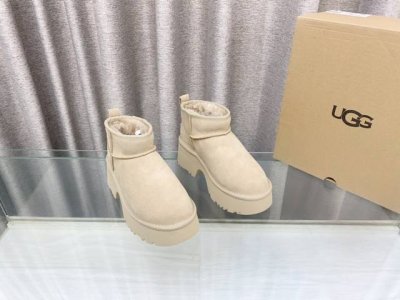 人鱼系列 火遍全球时尚圈油叽叽雪地靴系列 厚底超爆封寒冬刷星“暖潮风” Ugg改头换面刮起雪地里的时尚感。全羊皮毛一体，保暖好穿！独具匠心，只此唯一！出街回头率
