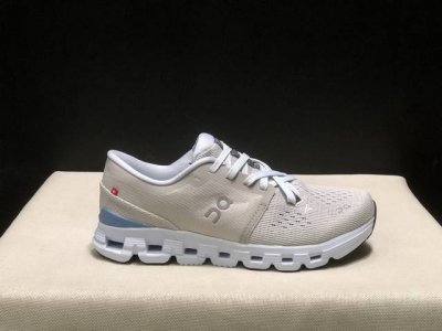 顶级版本On昂跑 Cloud X 4 舒适减震防滑透气低帮跑鞋！ 瑞士高性能运动品牌On打造的此系列作品，鞋面由再生聚酯纤维和网眼布制成，采用独家镂空橡胶鞋底，
