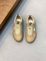 巴宝莉新款战马格纹休闲运动鞋全新露台休闲运动鞋 巴宝莉 Burberry 经典原素 超舒服的鞋子 骑士蓝色防滑鞋底 终于看到了最新的斜式格纹运动鞋颜色真的好好看