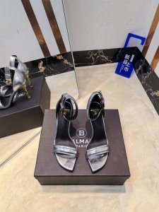工厂p出 ，* 巴尔曼秋冬2025最新款走秀月牙头金属跟时装高跟凉鞋 品牌巴尔曼由法国时装设计师 皮埃尔.巴尔曼 先生创立于1945年的老牌定制时装屋，与、并列