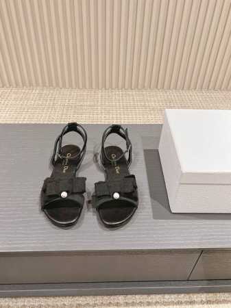 出厂380 J‘Adior流苏织带女鞋 Dior 迪奥 春夏走秀新款Adiorble女鞋 Cd明星同款时尚流苏蝴蝶结平底珍珠字母Logo五金扣露趾凉鞋 市面顶级 - 点击图像关闭