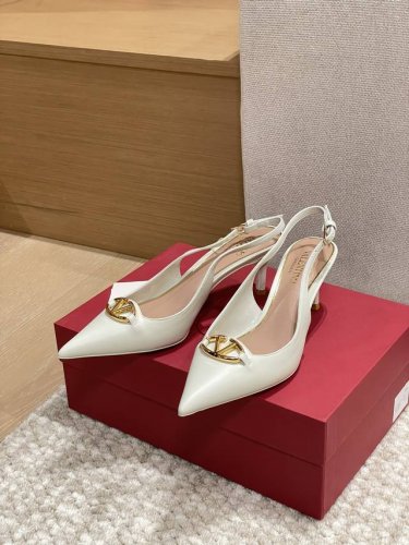 工厂p价p 顶级版本 代购品质 原版开发 Valention 华伦天奴穆勒拖鞋 V家小铆钉尖头高跟凉拖鞋 Vt专柜最新Vlogo系列 重工打造经典高跟鞋 顶级版