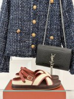 loro piana Lp 经典复古绝美 交叉凉鞋 简约即时髦 松弛的高级感 感受夏日感高级穿搭~ 面料采用原版定制皮料 内里垫脚均为混种羊皮 原版开模定制防滑