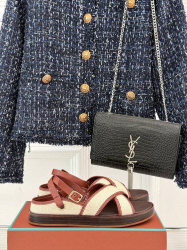 loro piana Lp 经典复古绝美 交叉凉鞋 简约即时髦 松弛的高级感 感受夏日感高级穿搭~ 面料采用原版定制皮料 内里垫脚均为混种羊皮 原版开模定制防滑